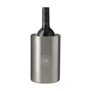 WoW! Doppelwandiger Weinkühler aus recyceltem Edelstahl. Dieser elegant gestaltete Kühler hält eine Flasche Wein oder Champagner auf der perfekten Temperatur. RCS-zertifiziert. Gesamtes recyceltes Material: 45%. Edelstahl kann viele Male recycelt werden – die Qualität des Materials bleibt dabei weitgehend erhalten. Durch die Verwendung von recyceltem Edelstahl kommt eine geringere Menge an neuen Rohstoffen zum Einsatz. Das bedeutet weniger Energieverbrauch und weniger Wasserverbrauch. Wird einzeln in einem Kraftkarton geliefert. WoW! Doppelwandiger Weinkühler aus recyceltem Edelstahl. Dieser elegant gestaltete Kühler hält eine Flasche Wein oder Champagner auf der perfekten Temperatur. RCS-zertifiziert. Gesamtes recyceltes Material: 45%. Edelstahl kann viele Male recycelt werden – die Qualität des Materials bleibt dabei weitgehend erhalten. Durch die Verwendung von recyceltem Edelstahl kommt eine geringere Menge an neuen Rohstoffen zum Einsatz. Das bedeutet weniger Energieverbrauch und weniger Wasserverbrauch. Wird einzeln in einem Kraftkarton geliefert.
