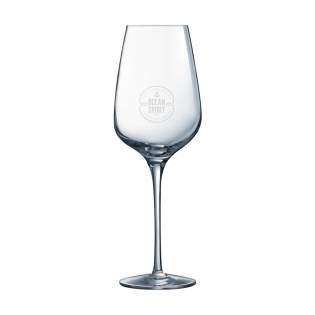 Schlankes Weinglas mit Klasse. Hergestellt aus klarem Kristallglas. Kristallglas ist farblos, stabil und hat einen schönen Glanz. Der feine Trinkrand, die spitz zulaufende Mündung und die filigrane Form tragen zu einem intensiven Geschmackserlebnis bei. Dieses stilvolles Gläser eignet sich zum Servieren von Wein in Hotel- und Gastronomiebetrieben, bei Geschäftsessen oder im privaten Bereich. Fassungsvermögen 450 ml.