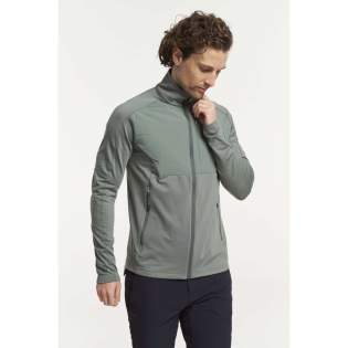 De TXlite Windblock Full Zip is perfect om te dragen als een op zichzelf staand jack met volledige ritssluiting in je actieve dagelijkse leven of onder een shelljack tijdens avonturen in de wildernis op koudere dagen. Het is voorzien van Tensons sneldrogende, zachte en flexibele Power Comfort-stof plus een lichtgewicht windblokkerende stof op de borst om je warm te houden als de wind waait. De zakken zijn voorzien van ritssluitingen zodat je je spullen gemakkelijk kunt opbergen zonder risico dat ze eruit vallen.