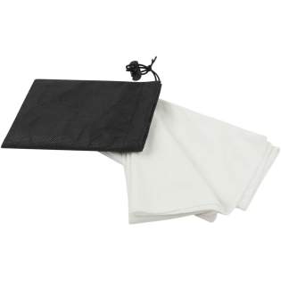 La serviette de bain Lucas en RPET est fabriquée à partir de 100 % de polyester recyclé, offrant une surface douce et absorbante idéale pour l'entraînement ou les activités de plein air. Avec un poids de 140 g/m², elle offre un équilibre entre durabilité et légèreté. La serviette est munie d'un cordon en plastique pratique pour fixer la serviette et la pochette, ce qui la rend facile à transporter et à ranger. Livrée avec une pochette non tissée (11 x 15,5 cm), également en polyester 100 % recyclé. Dimensions du torchon : 30 x 80 cm.
La serviette de bain Lucas en RPET est fabriquée à partir de 100 % de polyester recyclé, offrant une surface douce et absorbante idéale pour l'entraînement ou les activités de plein air. Avec un poids de 140 g/m², elle offre un équilibre entre durabilité et légèreté. La serviette est munie d'un cordon en plastique pratique pour fixer la serviette et la pochette, ce qui la rend facile à transporter et à ranger. Livrée avec une pochette non tissée (11 x 15,5 cm), également en polyester 100 % recyclé. Dimensions du torchon : 30 x 80 cm.