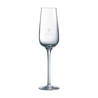 Verre à champagne fin et classe, en verre de cristal clair. Le verre cristal est incolore, solide et possède un bel éclat. Un beau design pour servir du champagne ou des vins mousseux. Très approprié pour une utilisation dans l'industrie hôtelière et lors d'occasions spéciales. Capacité 210 ml.
