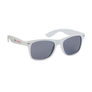 Stylische Sonnenbrille, mit UV 400 Schutz (gemäß europäischen Standards).
