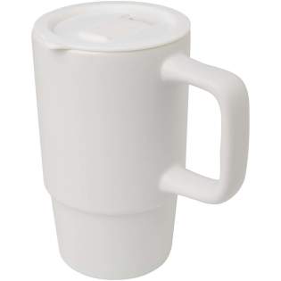 Keramiktasse mit übergroßem Henkel zum einfachen Tragen und auslaufsicherem Kunststoffdeckel für unterwegs. Sie hat eine stilvolle, matte Oberfläche und ist für alle Druckverfahren spülmaschinenfest. Verpackt in einer Geschenkbox aus Recyclingkarton. Fassungsvermögen: 450 ml.