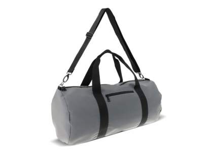 Deze reflecterende rugzak is gemaakt van een materiaal dat de zichtbaarheid in donkere omgevingen verhoogt. Deze tas is ideaal om mee te nemen op reis en om veel spullen in te vervoeren. Deze tas kun je vast houden aan zowel de handvaten als met de schouderriem die er aan vast zit.