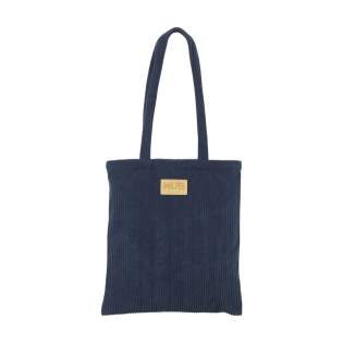 Sac cabas à longues anses, fabriqué en polyester velours côtelé recyclé (270 g/m²). Ce tissu velours côtelé ultra-doux, très populaire dans les années 70 et aujourd'hui de retour, confère à ce sac un look à la fois rétro et contemporain. Idéal pour un usage quotidien ou une journée décontractée. Certifiée-GRS. Matière recyclée totale : 94%. Capacité env. 7 litres.