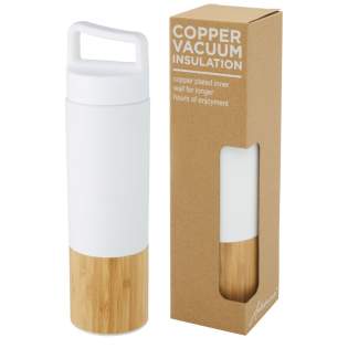Bouteille en acier inoxydable 18/8 avec couche de cuivre et isolation par le vide, qui conserve les boissons chaudes ou froides pendant plusieurs heures. Elle présente un détail tendance en bambou et, grâce à la poignée située sur le dessus du couvercle, elle est facile à transporter. La bouteille a une large ouverture qui facilite le remplissage et le nettoyage. Testé et approuvé en vertu de la législation allemande sur la sécurité alimentaire (LFGB), et testé pour la teneur en phtalates conformément à la réglementation REACH. Capacité de 540 ml. Livrée dans un coffret cadeau en carton recyclé. Bouteille en acier inoxydable 18/8 avec couche de cuivre et isolation par le vide, qui conserve les boissons chaudes ou froides pendant plusieurs heures. Elle présente un détail tendance en bambou et, grâce à la poignée située sur le dessus du couvercle, elle est facile à transporter. La bouteille a une large ouverture qui facilite le remplissage et le nettoyage. Testé et approuvé en vertu de la législation allemande sur la sécurité alimentaire (LFGB), et testé pour la teneur en phtalates conformément à la réglementation REACH. Capacité de 540 ml. Livrée dans un coffret cadeau en carton recyclé.