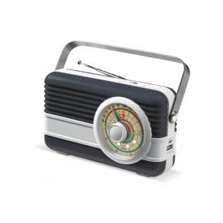 Toppoint design FM radio, speaker and powerbank in one with a metal handle. Retro design with speaker (3W) and powerbank (6.000mAh). The LED on the dial indicates the power level of the powerbank. You can even stream music wireless from a phone or tablet. Packed in a luxurious gift box.