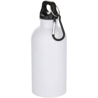 Mit dieser robusten und dennoch leichten 400 ml Wasserflasche aus RCS-zertifiziertem recyceltem Edelstahl mit einer speziellen Beschichtung für Sublimationsdruck bleiben Sie gut hydriert. Sie ist der ideale Begleiter beim Sport, auf Ausflügen oder im Büro. Die einwandige Oregon Flasche hat einen Drehverschluss und bietet viel Platz für ein Logo Ihrer Wahl. Der mitgelieferte Karabinerhaken (nicht zum Klettern geeignet) kann sicher an einer Tasche befestigt werden, damit die Flasche nicht verloren geht. Mit dieser robusten und dennoch leichten 400 ml Wasserflasche aus RCS-zertifiziertem recyceltem Edelstahl mit einer speziellen Beschichtung für Sublimationsdruck bleiben Sie gut hydriert. Sie ist der ideale Begleiter beim Sport, auf Ausflügen oder im Büro. Die einwandige Oregon Flasche hat einen Drehverschluss und bietet viel Platz für ein Logo Ihrer Wahl. Der mitgelieferte Karabinerhaken (nicht zum Klettern geeignet) kann sicher an einer Tasche befestigt werden, damit die Flasche nicht verloren geht.