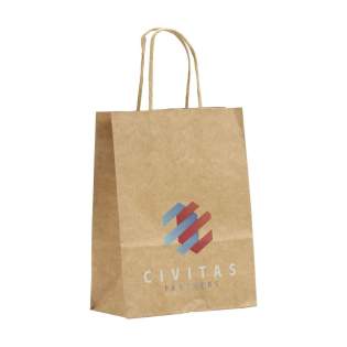 Stevige papieren geschenktas in A5-formaat, ideaal voor promotionele acties, beurzen of als winkelverpakkingen. Voorzien van korte, sterke, papiergedraaide draaglussen, een zijvouw en gevouwen bodem voor extra gebruiksgemak. De voor- en achterzijde zijn volledig te personaliseren met een full colour print – een budgetvriendelijke, praktische én opvallende drager van je merk. 100% recyclebaar. Leverbaar in wit en bruin.