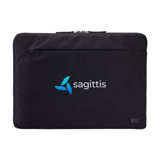 Housse robuste pour ordinateur portable de 15,6 pouces de la marque Case Logic. Fabriquée à partir de 72% de matériaux recyclés : extérieur en polyester 600D 100% recyclé avec revêtement déperlant sans PFAS, et doublure en polyester 150D recyclé. L'ouverture aux trois quarts, très pratique, peut être fermée par une fermeture à glissière YKK. L'attache de la fermeture éclair est composée à 86% de matériaux recyclés. Le compartiment principal est doté d'une couche de protection en mousse (10 mm d'épaisseur) qui permet de transporter un ordinateur portable en toute sécurité. La poche frontale zippée est idéale pour ranger les cordons et les petits accessoires. Les matériaux recyclés garantissent une longue durée de vie. Housse robuste pour ordinateur portable de 15,6 pouces de la marque Case Logic. Fabriquée à partir de 72% de matériaux recyclés : extérieur en polyester 600D 100% recyclé avec revêtement déperlant sans PFAS, et doublure en polyester 150D recyclé. L'ouverture aux trois quarts, très pratique, peut être fermée par une fermeture à glissière YKK. L'attache de la fermeture éclair est composée à 86% de matériaux recyclés. Le compartiment principal est doté d'une couche de protection en mousse (10 mm d'épaisseur) qui permet de transporter un ordinateur portable en toute sécurité. La poche frontale zippée est idéale pour ranger les cordons et les petits accessoires. Les matériaux recyclés garantissent une longue durée de vie.