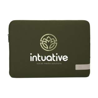 Housse robuste de Case Logic pour ordinateur portable 15,6 pouces. Cette fine housse en polyester est fabriquée à partir de mousse à mémoire de forme haut de gamme (6 mm d'épaisseur), elle offre ainsi une protection optimale. La doublure intérieure douce et moelleuse protège l'ordinateur portable des rayures. La housse possède une ouverture pratique asymétrique avec fermeture éclair. Housse robuste de Case Logic pour ordinateur portable 15,6 pouces. Cette fine housse en polyester est fabriquée à partir de mousse à mémoire de forme haut de gamme (6 mm d'épaisseur), elle offre ainsi une protection optimale. La doublure intérieure douce et moelleuse protège l'ordinateur portable des rayures. La housse possède une ouverture pratique asymétrique avec fermeture éclair.