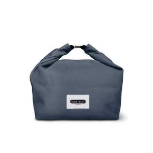 Die aus recyceltem PET hergestellte Tasche bietet ausreichend Platz für all Ihre Lebensmittel und Getränke für unterwegs, z. B. für eine Lunchbox oder Ihre Getränke. Die versiegelte Konstruktion hält den Inhalt kühl; außerdem ist sie wasserabweisend und leicht abzuwischen. Sie können sie sogar an Ihrem Fahrrad oder einer anderen Tasche befestigen, um sie einfach zu transportieren. Nur Handwäsche Die aus recyceltem PET hergestellte Tasche bietet ausreichend Platz für all Ihre Lebensmittel und Getränke für unterwegs, z. B. für eine Lunchbox oder Ihre Getränke. Die versiegelte Konstruktion hält den Inhalt kühl; außerdem ist sie wasserabweisend und leicht abzuwischen. Sie können sie sogar an Ihrem Fahrrad oder einer anderen Tasche befestigen, um sie einfach zu transportieren. Nur Handwäsche