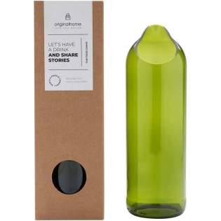 Carafe à eau de 750 ml fabriquée à la main à partir de bouteilles de vin recyclées provenant de Zanzibar, en Tanzanie. Les bouteilles de vin sont récupérées dans des hôtels, des restaurants et des bars, puis triées, nettoyées et découpées en différentes formes et tailles. Livré dans un coffret cadeau.