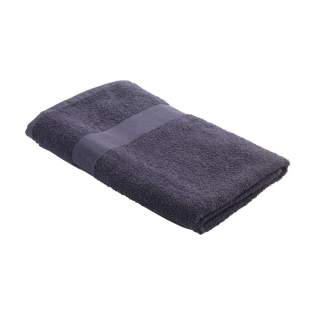 Cette serviette de bain durable de la marque Wooosh est composée à 50% de coton recyclé et à 50% de coton. La serviette a une boucle pratique et une bande tissée et elle est magnifiquement finie avec une bordure en coton. La douceur de l'éponge au tissage serré donne une sensation de luxe et de confort après une douche revigorante ou un bain chaud. Les fibres des 400 grammes de coton éponge absorbent très bien l'humidité et sont agréables sur la peau pendant le séchage. Ce textile de salle de bain a un look intemporel et s'intègre dans tous les intérieurs. Ce produit est certifié GRS et fabriqué avec une attention particulière portée aux personnes et à l'environnement.