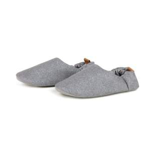 Stap in comfort met de Moulton slippers. Vervaardigd van RCS-gecertificeerd gerecycled polyester, bieden deze slippers maximaal comfort en stijl. Met elastiek aan de achterkant zijn ze ontworpen om meerdere maten te passen, verkrijgbaar in twee opties: S/M (maten 36-40) en L/XL (maten 41-45). Gecertificeerd door RCS (Recycled Claim Standard), RSC-certificering garandeert dat de gehele toeleveringsketen van gerecyclede materialen is gecertificeerd. Het totale gerecyclede gehalte is gebaseerd op het totale productgewicht. Dit product bevat 32% (S/M) en 37% (L/XL) RCS-gecertificeerd gerecycled polyester. Stap in comfort met de Moulton slippers. Vervaardigd van RCS-gecertificeerd gerecycled polyester, bieden deze slippers maximaal comfort en stijl. Met elastiek aan de achterkant zijn ze ontworpen om meerdere maten te passen, verkrijgbaar in twee opties: S/M (maten 36-40) en L/XL (maten 41-45). Gecertificeerd door RCS (Recycled Claim Standard), RSC-certificering garandeert dat de gehele toeleveringsketen van gerecyclede materialen is gecertificeerd. Het totale gerecyclede gehalte is gebaseerd op het totale productgewicht. Dit product bevat 32% (S/M) en 37% (L/XL) RCS-gecertificeerd gerecycled polyester.