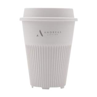 Tasse à café pour emporter réutilisable, avec couvercle de Circular&Co. Fabriqué en PP robuste et 100% recyclable. Ce gobelet empilable n'est pas seulement attrayant, son design met également l'accent sur la fonctionnalité. Les nervures dispersent la chaleur de la boisson et assurent une prise en main confortable. En outre, le gobelet est doté d'une base à séchage rapide. Le couvercle avec ouverture pour boire évite les déversements. Le gobelet s'adapte au porte-boisson standard des voitures, il est donc parfait pour la route, mais il peut également servir de gobelet à la machine à café. L'alternative parfaite au gobelet à café jetable. Ce gobelet dure plus de 500 cycles de lavage et est recyclable jusqu'à 6 fois. Après seulement deux utilisations, les émissions de CO2 du gobelet à emporter sont compensées par rapport à un gobelet à usage unique. Cela signifie que d'énormes quantités de CO2 n'atteignent jamais notre atmosphère. En optant pour un gobelet réutilisable, des milliards de gobelets en moins finiront dans les décharges. Ce magnifique gobelet est sans danger pour les aliments, sans BPA et sans mélamine. Convient uniquement pour le lave-vaisselle dans le panier à vaisselle supérieur. Capacité de 340 ml. Tasse à café pour emporter réutilisable, avec couvercle de Circular&Co. Fabriqué en PP robuste et 100% recyclable. Ce gobelet empilable n'est pas seulement attrayant, son design met également l'accent sur la fonctionnalité. Les nervures dispersent la chaleur de la boisson et assurent une prise en main confortable. En outre, le gobelet est doté d'une base à séchage rapide. Le couvercle avec ouverture pour boire évite les déversements. Le gobelet s'adapte au porte-boisson standard des voitures, il est donc parfait pour la route, mais il peut également servir de gobelet à la machine à café. L'alternative parfaite au gobelet à café jetable. Ce gobelet dure plus de 500 cycles de lavage et est recyclable jusqu'à 6 fois. Après seulement deux utilisations, les émissions de CO2 du gobelet à emporter sont compensées par rapport à un gobelet à usage unique. Cela signifie que d'énormes quantités de CO2 n'atteignent jamais notre atmosphère. En optant pour un gobelet réutilisable, des milliards de gobelets en moins finiront dans les décharges. Ce magnifique gobelet est sans danger pour les aliments, sans BPA et sans mélamine. Convient uniquement pour le lave-vaisselle dans le panier à vaisselle supérieur. Capacité de 340 ml.