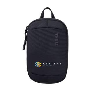 Étui compact en nylon/polyester de la marque Thule. Idéal pour ranger et transporter des câbles, des chargeurs et autres petits accessoires. L'étui offre également de la place pour des objets personnels tels qu'un passeport, un permis de conduire ou des clés. Il est équipé d'une fermeture éclair robuste et de divers compartiments de rangement. Se glisse facilement dans un sac ou un sac à dos, parfait pour les déplacements. Étui compact en nylon/polyester de la marque Thule. Idéal pour ranger et transporter des câbles, des chargeurs et autres petits accessoires. L'étui offre également de la place pour des objets personnels tels qu'un passeport, un permis de conduire ou des clés. Il est équipé d'une fermeture éclair robuste et de divers compartiments de rangement. Se glisse facilement dans un sac ou un sac à dos, parfait pour les déplacements.