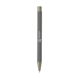 WoW! Blauschreibender Kugelschreiber mit einem Gehäuse aus 100 % RCS-zertifiziertem recyceltem Aluminium. Das Gehäuse ist mit einer gummierten Soft-Touch-Oberfläche versehen. Das schlichte Design ohne Clip verleiht dem Stift ein modernes, elegantes Aussehen. RCS-zertifiziert. Gesamtes recyceltes Material: 81%. Durch die Verwendung von recyceltem Aluminium werden bei der Herstellung dieses Produkts weniger neue Rohstoffe verwendet. Das bedeutet weniger Energieverbrauch und weniger Wasserverbrauch. WoW! Blauschreibender Kugelschreiber mit einem Gehäuse aus 100 % RCS-zertifiziertem recyceltem Aluminium. Das Gehäuse ist mit einer gummierten Soft-Touch-Oberfläche versehen. Das schlichte Design ohne Clip verleiht dem Stift ein modernes, elegantes Aussehen. RCS-zertifiziert. Gesamtes recyceltes Material: 81%. Durch die Verwendung von recyceltem Aluminium werden bei der Herstellung dieses Produkts weniger neue Rohstoffe verwendet. Das bedeutet weniger Energieverbrauch und weniger Wasserverbrauch.