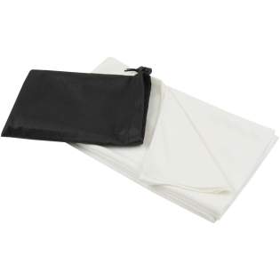 La serviette de bain Lucas en RPET est fabriquée à partir de 100 % de polyester recyclé, offrant une surface douce et absorbante idéale pour l'entraînement ou les activités de plein air. Avec un poids de 140 g/m², elle offre un équilibre entre durabilité et légèreté. La serviette est munie d'un cordon en plastique pratique pour fixer la serviette et la pochette, ce qui la rend facile à transporter et à ranger. Livrée avec une pochette non tissée (16 x 21 cm), également en polyester 100 % recyclé. Dimensions du torchon : 70 x 140 cm.
La serviette de bain Lucas en RPET est fabriquée à partir de 100 % de polyester recyclé, offrant une surface douce et absorbante idéale pour l'entraînement ou les activités de plein air. Avec un poids de 140 g/m², elle offre un équilibre entre durabilité et légèreté. La serviette est munie d'un cordon en plastique pratique pour fixer la serviette et la pochette, ce qui la rend facile à transporter et à ranger. Livrée avec une pochette non tissée (16 x 21 cm), également en polyester 100 % recyclé. Dimensions du torchon : 70 x 140 cm.