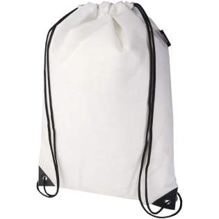 Fabriqué en RPET non-tissé durable et résistant à la déchirure, le sac avec cordon Evergreen recyclé certifié GRS est une excellente option lorsque l'on recherche un cadeau facile à utiliser pour promouvoir une marque ou une campagne de marketing. Ce sac léger et économique est doté d'un cordon de serrage qui permet de le porter facilement à l'épaule ou en sac à dos. Capacité : 5 litres. Capacité de charge maximale de 5 kg. Fabriqué en RPET non-tissé durable et résistant à la déchirure, le sac avec cordon Evergreen recyclé certifié GRS est une excellente option lorsque l'on recherche un cadeau facile à utiliser pour promouvoir une marque ou une campagne de marketing. Ce sac léger et économique est doté d'un cordon de serrage qui permet de le porter facilement à l'épaule ou en sac à dos. Capacité : 5 litres. Capacité de charge maximale de 5 kg.