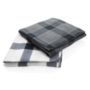 Plaid fabriqué en double polaire 180g/m² et avec motif à carreaux décoratif. La dimension dépliée est de 127x152 cm. Plaid fabriqué en double polaire 180g/m² et avec motif à carreaux décoratif. La dimension dépliée est de 127x152 cm.