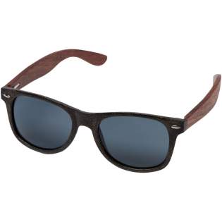 Diese Sonnenbrille im Retro-Design ist das ideale Werbegeschenk für Sommerfestivals, Veranstaltungen oder andere sonnige Aktivitäten im Freien. Der Rahmen besteht aus einer Mischung aus Kunststoff und Kaffeefasern, wodurch die Verwendung von neuen Kunststoffen reduziert wird. Die leichten und bequemen Bügel sind ebenfalls aus Kaffeefasern aus nachhaltigen, umweltfreundlichen und sozial verantwortlichen Quellen hergestellt. Diese Brille entspricht der Norm EN ISO 12312-1, hat UV400-Gläser der Kategorie 3 und ist somit die perfekte Wahl für den Schutz vor hellem Sonnenlicht. Diese Sonnenbrille im Retro-Design ist das ideale Werbegeschenk für Sommerfestivals, Veranstaltungen oder andere sonnige Aktivitäten im Freien. Der Rahmen besteht aus einer Mischung aus Kunststoff und Kaffeefasern, wodurch die Verwendung von neuen Kunststoffen reduziert wird. Die leichten und bequemen Bügel sind ebenfalls aus Kaffeefasern aus nachhaltigen, umweltfreundlichen und sozial verantwortlichen Quellen hergestellt. Diese Brille entspricht der Norm EN ISO 12312-1, hat UV400-Gläser der Kategorie 3 und ist somit die perfekte Wahl für den Schutz vor hellem Sonnenlicht.