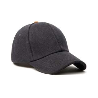 Peppen Sie Ihren Style mit unserer weichen Canvas-Mütze auf, die mit ihrem schlichten und einfachen Design für jeden geeignet ist. Di 6-Panel-Kappe hat einen gebogenen Schirm und einen bequemen PU-überzogenen Klettverschluss auf der Rückseite. Die Kappe wird aus recycelten Materialien mit dem AWARE™ Tracer hergestellt, durch den die tatsächliche Verwendung recycelter Stoffmaterialien, durch die disruptive physische Rückverfolgungs- und Blockchain-Technologie von AWARE garantiert wird. Mit einer maximalen Größe von 63cm im Umfang bietet diese einfache und bequeme Mütze die perfekte Passform für jede Kopfgröße. Peppen Sie Ihren Style mit unserer weichen Canvas-Mütze auf, die mit ihrem schlichten und einfachen Design für jeden geeignet ist. Di 6-Panel-Kappe hat einen gebogenen Schirm und einen bequemen PU-überzogenen Klettverschluss auf der Rückseite. Die Kappe wird aus recycelten Materialien mit dem AWARE™ Tracer hergestellt, durch den die tatsächliche Verwendung recycelter Stoffmaterialien, durch die disruptive physische Rückverfolgungs- und Blockchain-Technologie von AWARE garantiert wird. Mit einer maximalen Größe von 63cm im Umfang bietet diese einfache und bequeme Mütze die perfekte Passform für jede Kopfgröße.