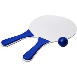 Divertissement sans fin avec ce jeu de plage proposé dans une vaste gamme de couleurs. Ce jeu de plage durable est fait en fibre de bois avec manche en PP coloré. Comprend une balle molle de la même couleur dans un emballage en filet, pour un transport facile à la plage. Avertissement ! Ne convient pas aux enfants de moins de trois ans. Petites boules. Risque d'étouffement.