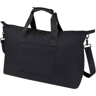 Le sac de voyage Turner est fabriqué à partir de 51 % de plastique recyclé certifié GRS. Sa doublure est fabriquée à partir de 100 % de RPET certifié GRS. Le sac comporte un compartiment matelassé pour ordinateur portable de 15,6 pouces, une sangle interne pour fixer une bouteille d’eau et une poche zippée pour les petits objets. De plus, la sangle au dos permet de l’attacher facilement à un bagage à roulettes, ce qui en fait un compagnon de voyage pratique. Le sac peut être porté à l’aide des deux poignées courtes ou de la bandoulière extensible et amovible, qui peut être ajustée pour un maximum de confort. Capacité : 36 litres. Le sac de voyage Turner est fabriqué à partir de 51 % de plastique recyclé certifié GRS. Sa doublure est fabriquée à partir de 100 % de RPET certifié GRS. Le sac comporte un compartiment matelassé pour ordinateur portable de 15,6 pouces, une sangle interne pour fixer une bouteille d’eau et une poche zippée pour les petits objets. De plus, la sangle au dos permet de l’attacher facilement à un bagage à roulettes, ce qui en fait un compagnon de voyage pratique. Le sac peut être porté à l’aide des deux poignées courtes ou de la bandoulière extensible et amovible, qui peut être ajustée pour un maximum de confort. Capacité : 36 litres.
