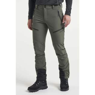 Deze zeer comfortabele, stijlvolle wandelbroek voor dagelijks gebruik is gemaakt van duurzaam 4-way stretchmateriaal en wordt geleverd met een verstelbare taille en enkelmanchetten, gearticuleerde knieën en uitstekende ventilatie. Ze zijn voorzien van versterkte delen, vier zakken met ritssluiting en een afneembare schoenhaak om ze op hun plaats te houden. De TXlite-serie van Tenson bestaat uit lichtgewicht, opvouwbare, alledaagse outdoorkleding gemaakt voor avontuurlijke reizen. Wordt geleverd in een PFC-vrije waterafstotende afwerking. Deze zeer comfortabele, stijlvolle wandelbroek voor dagelijks gebruik is gemaakt van duurzaam 4-way stretchmateriaal en wordt geleverd met een verstelbare taille en enkelmanchetten, gearticuleerde knieën en uitstekende ventilatie. Ze zijn voorzien van versterkte delen, vier zakken met ritssluiting en een afneembare schoenhaak om ze op hun plaats te houden. De TXlite-serie van Tenson bestaat uit lichtgewicht, opvouwbare, alledaagse outdoorkleding gemaakt voor avontuurlijke reizen. Wordt geleverd in een PFC-vrije waterafstotende afwerking.