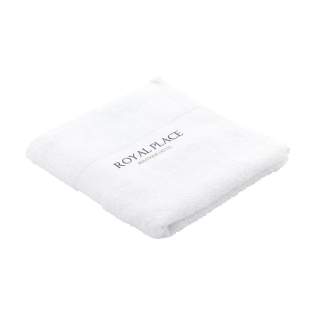 Cette serviette de la marque Wooosh est composée à 50% de coton recyclé et à 50% de coton. La serviette a une boucle pratique et une bande tissée et est magnifiquement finie avec une bordure en coton. La douceur du tissu éponge tissé serré donne une sensation de luxe et de confort après une douche revigorante ou un bain chaud. Les fibres des 400 grammes de coton éponge absorbent très bien l'humidité et sont agréables sur la peau pendant le séchage. Ce textile de salle de bain a un look intemporel et s'intègre dans tous les intérieurs. Ce produit est certifié GRS et fabriqué avec une attention particulière portée aux personnes et à l'environnement. Cette serviette de la marque Wooosh est composée à 50% de coton recyclé et à 50% de coton. La serviette a une boucle pratique et une bande tissée et est magnifiquement finie avec une bordure en coton. La douceur du tissu éponge tissé serré donne une sensation de luxe et de confort après une douche revigorante ou un bain chaud. Les fibres des 400 grammes de coton éponge absorbent très bien l'humidité et sont agréables sur la peau pendant le séchage. Ce textile de salle de bain a un look intemporel et s'intègre dans tous les intérieurs. Ce produit est certifié GRS et fabriqué avec une attention particulière portée aux personnes et à l'environnement.