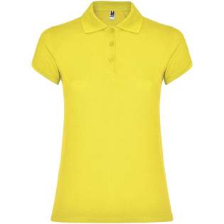 Short-sleeve polo shirt for women. Reinforced covered seams in interior collar. 1x1 ribbed  collar and cuffs. Side seams and fitted cut. Narrow 3-button placket. Side slits. Removable label. The model is 179 cm and is wearing size S.