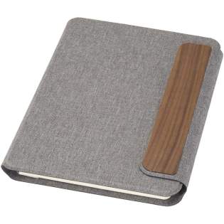 Das Andean A5-Portfolio besteht teilweise aus RCS-zertifiziertem recyceltem Polyester aus Verbraucherabfällen und bietet so eine nachhaltigere Alternative durch die Reduzierung des Bedarfs an Neumaterialien. Das Design überzeugt mit einem eleganten grauen Hardcover mit abgerundeten Ecken und präziser Schweißtechnik. Ein Magnetverschluss mit einem edlen Detail aus Walnussholz verleiht dem Portfolio eine moderne, anspruchsvolle Note. Im Inneren befindet sich ein herausnehmbares Softcover-Notizbuch mit 64 cremefarbenen, liniertem Seiten aus 80 g/m² Papier aus verantwortungsvollerer Herkunft. Verpackt in einer Papierbanderole in Kraftpapieroptik.