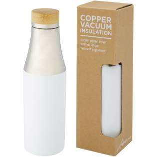 Einfachheit und Eleganz machen diese Flasche zum perfekten Geschenk. Die Flasche verfügt über einen Edelstahldeckel mit einem Detail aus Bio-Bambus auf der Oberseite. Dank der doppelwandigen Kupfer-Vakuum Isolierung aus 18/8 Edelstahl bleiben die Getränke mehrere Stunden lang heiß oder kalt. Geprüft und zugelassen nach deutschem Lebensmittelsicherheitsgesetz (LFGB) und auf Phthalatgehalt gemäß REACH Verordnung getestet. Das Fassungsvermögen beträgt 540 ml. Verpackt in einer Geschenkbox aus Recyclingkarton. Einfachheit und Eleganz machen diese Flasche zum perfekten Geschenk. Die Flasche verfügt über einen Edelstahldeckel mit einem Detail aus Bio-Bambus auf der Oberseite. Dank der doppelwandigen Kupfer-Vakuum Isolierung aus 18/8 Edelstahl bleiben die Getränke mehrere Stunden lang heiß oder kalt. Geprüft und zugelassen nach deutschem Lebensmittelsicherheitsgesetz (LFGB) und auf Phthalatgehalt gemäß REACH Verordnung getestet. Das Fassungsvermögen beträgt 540 ml. Verpackt in einer Geschenkbox aus Recyclingkarton.