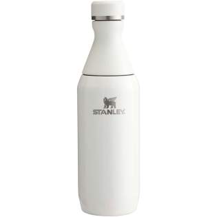 Die Stanley 350 ml All Day Slim Flasche wurde für die ganztägige Flüssigkeitsversorgung entwickelt und vereint Komfort und Leistung. Sie besteht zu 90% aus recyceltem Edelstahl und hat eine zweigeteilte Öffnung – eine zum bequemen Trinken – die andere zum Einfüllen von Eis und zur einfachen Reinigung. Der Hals besteht aus einwandigem Edelstahl mit einem Kunststoffgewinde und einer sicheren, komprimierten Dichtung, die ein Auslaufen verhindert. Der doppelwandige Behälter ist vakuumisoliert. So bleiben Ihre Getränke stundenlang optimal temperiert. Die langlebige und durchdachte Konstruktion macht sie zur idealen Thermoflasche für unterwegs. Die Stanley 350 ml All Day Slim Flasche wurde für die ganztägige Flüssigkeitsversorgung entwickelt und vereint Komfort und Leistung. Sie besteht zu 90% aus recyceltem Edelstahl und hat eine zweigeteilte Öffnung – eine zum bequemen Trinken – die andere zum Einfüllen von Eis und zur einfachen Reinigung. Der Hals besteht aus einwandigem Edelstahl mit einem Kunststoffgewinde und einer sicheren, komprimierten Dichtung, die ein Auslaufen verhindert. Der doppelwandige Behälter ist vakuumisoliert. So bleiben Ihre Getränke stundenlang optimal temperiert. Die langlebige und durchdachte Konstruktion macht sie zur idealen Thermoflasche für unterwegs.