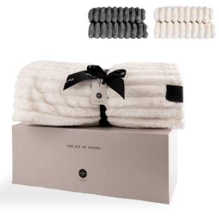 Esther is een lekkere dikke fleece plaid, de strepen zorgen voor de typische Scandinavische, klassieke uitstraling. De plaid geeft je een heerlijk behagelijk gevoel op een koude avond, maar is ook een prachtige accessoires in bijna elk interieur. De ... Esther is een lekkere dikke fleece plaid, de strepen zorgen voor de typische Scandinavische, klassieke uitstraling. De plaid geeft je een heerlijk behagelijk gevoel op een koude avond, maar is ook een prachtige accessoires in bijna elk interieur. De ...