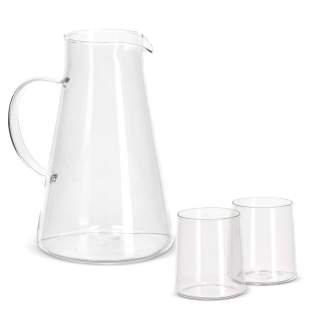 Das InSideOut Karaffenset Elin besteht aus 2 Gläsern und einer Karaffe mit Henkel. Das Set ist aus Borosilikat, einem hitzebeständigen und sehr starken Glas, hergestellt. Das Design ist einfach, aber stilvoll, ohne Schnörkel oder zusätzliche Kanten und daher perfekt mit anderem Geschirr zu kombinieren. Die Kanne hat ein Fassungsvermögen von 1,2 l, die Gläser fassen 270 ml und sind mikrowellengeeignet. Sowohl der Krug als auch die Gläser können mit einer Gravur versehen werden.
Das InSideOut Karaffenset Elin besteht aus 2 Gläsern und einer Karaffe mit Henkel. Das Set ist aus Borosilikat, einem hitzebeständigen und sehr starken Glas, hergestellt. Das Design ist einfach, aber stilvoll, ohne Schnörkel oder zusätzliche Kanten und daher perfekt mit anderem Geschirr zu kombinieren. Die Kanne hat ein Fassungsvermögen von 1,2 l, die Gläser fassen 270 ml und sind mikrowellengeeignet. Sowohl der Krug als auch die Gläser können mit einer Gravur versehen werden.