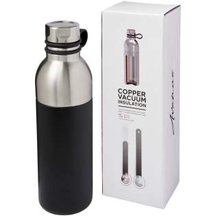 Design sous vide en acier inoxydable à double paroi résistante avec isolation en cuivre, ce qui permet à votre boisson de rester froide pendant 48 h et chaude pendant au moins 12 h. Le design empêche également la formation de condensation à l’extérieur de la bouteille. Comprend un couvercle à visser et un couvercle en acier inoxydable avec une boucle de manipulation pratique en silicone. Design à double ouverture pour faciliter le nettoyage et le remplissage. Capacité de 590ml. Présentée dans une boite cadeau Avenue. Design sous vide en acier inoxydable à double paroi résistante avec isolation en cuivre, ce qui permet à votre boisson de rester froide pendant 48 h et chaude pendant au moins 12 h. Le design empêche également la formation de condensation à l’extérieur de la bouteille. Comprend un couvercle à visser et un couvercle en acier inoxydable avec une boucle de manipulation pratique en silicone. Design à double ouverture pour faciliter le nettoyage et le remplissage. Capacité de 590ml. Présentée dans une boite cadeau Avenue.