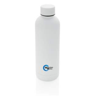Kaufen Sie keine Plastikwasserflaschen mehr im Geschäft, sondern verwenden Sie Ihre eigene Flasche aus der Impact Collection wieder. Die Verwendung von haltbaren Materialien wie Glas oder Edelstahl ist im Vergleich zu Einwegprodukten um ein Vielfaches nachhaltiger.Weiterhin werden 2% des Erlöses jedes verkauften Impact-Produkts an Water.org gespendet.Die Impact doppelwandige Vakuum-Flasche aus Stainless Steel sorgt für Ihre Erfrischung Tag für Tag. Ihr minimalistisches Design gefällt einfach jedem. Hält Ihre Getränke bis zu 5h warm und bis zu 15h kalt. Kapazität 500ml. BPA frei. Nur Handwäsche.