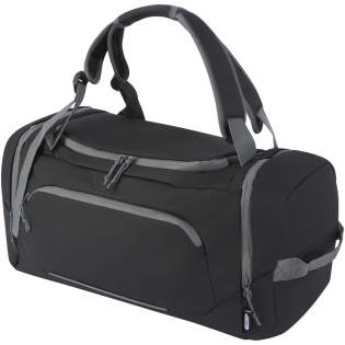 Wasserabweisende 2-in-1 Reisetasche aus GRS-zertifizierten, recycelten Materialien, einschließlich der Reißverschlüsse. Sie verfügt über ein geräumiges Hauptfach mit U-förmiger Öffnung für einfachen Zugriff, zwei seitliche Reißverschlusstaschen (eine davon für Schuhe), eine Reißverschlusstasche auf der Vorderseite, eine Netztasche für die Wasserflasche auf der Rückseite und reflektierende Paspeln für bessere Sichtbarkeit. Die Tasche kann auf 3 verschiedene Arten getragen werden: In der Hand, über der Schulter oder als Rucksack mit gepolsterten und verstellbaren Schulterriemen. Der Hauptstoff, das Futter, die Gurte und die Reißverschlüsse bestehen aus recyceltem GRS-Material. Kapazität: 35 Liter. PVC frei.