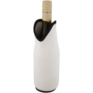 Manchon pour bouteille de vin en néoprène recyclé avec coutures fines et isolation supplémentaire pour garder le vin au frais plus longtemps, tout en rendant la bouteille confortable à tenir. Il s'étire et se déploie pour s'adapter à toutes sortes de tailles de bouteilles afin de maintenir la bouteille en place. Il protège également votre bouteille de vin contre la casse pendant le transport.