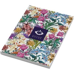 Le carnet Novella Austen A5 à couverture souple est un cadeau de papeterie fantastique, grâce à sa polyvalence. Le carnet contient 100 feuilles de papier de 80 g/m2. Les feuilles sont unies en standard, ou vous pouvez y ajouter le motif de votre choix, comme des lignes, des carrés ou votre propre motif personnalisé. La couverture est fabriquée à partir d'une carte de 320 g/m2 dans une gamme de couleurs. Pour un effet vraiment spectaculaire, vous pouvez également ajouter une impression en couleur sur l'ensemble de la couverture (recto, verso, dos). Fabriqué au Royaume-Uni.
