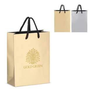 Elegante Geschenktasche aus Papier mit 5 mm dicken Kordeln aus recyceltem Polyester. Sie ist für ein Gewicht von bis zu 3 kg ausgelegt und hat ein luxuriöses Aussehen mit schwarzen Griffen und einer schwarzen Innenseite. Perfekt zum Überreichen von G... Elegante Geschenktasche aus Papier mit 5 mm dicken Kordeln aus recyceltem Polyester. Sie ist für ein Gewicht von bis zu 3 kg ausgelegt und hat ein luxuriöses Aussehen mit schwarzen Griffen und einer schwarzen Innenseite. Perfekt zum Überreichen von G...