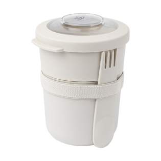 Récipient à aliments en plastique PP de la marque Amuse. Une torsion sépare les deux compartiments. Le compartiment supérieur peut être fermé par un couvercle en Tritan transparent et anti-fuite et a une capacité d'environ 150 ml pour des fruits ou du muesli. Le compartiment inférieur, d'une capacité de 450 ml, est assez grand pour une généreuse portion de yaourt ou de fromage blanc. Idéal pour conserver ou transporter un déjeuner ou un en-cas, ce foodjar est livré avec une fourchette et une cuillère en plastique et un élastique. Sans BPA. Convient au micro-ondes (sans couvercle), au congélateur et au lave-vaisselle jusqu'à 65°C. Le lavage à la main est recommandé pour préserver l’impression. Capacité 600 ml. Fabriqué en Belgique. Optionnel : Chaque article peut être fourni dans une boite individuelle en papier kraft marron. Récipient à aliments en plastique PP de la marque Amuse. Une torsion sépare les deux compartiments. Le compartiment supérieur peut être fermé par un couvercle en Tritan transparent et anti-fuite et a une capacité d'environ 150 ml pour des fruits ou du muesli. Le compartiment inférieur, d'une capacité de 450 ml, est assez grand pour une généreuse portion de yaourt ou de fromage blanc. Idéal pour conserver ou transporter un déjeuner ou un en-cas, ce foodjar est livré avec une fourchette et une cuillère en plastique et un élastique. Sans BPA. Convient au micro-ondes (sans couvercle), au congélateur et au lave-vaisselle jusqu'à 65°C. Le lavage à la main est recommandé pour préserver l’impression. Capacité 600 ml. Fabriqué en Belgique. Optionnel : Chaque article peut être fourni dans une boite individuelle en papier kraft marron.