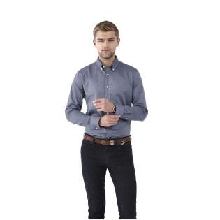 Das langärmelige Vaillant Oxford-Hemd für Herren - ein zeitloser Stil mit außergewöhnlicher Qualität. Das klassische Oxford-Gewebe aus hochwertiger Baumwolle verleiht dem Hemd eine raffinierte Textur, die dem Gesamtbild Tiefe und Charakter verleiht. Mit seinem Button-Down-Kragen lässt es sich mühelos von formellen zu legeren Anlässen kombinieren. Das zweite Knopfloch von unten ist mit einer auffälligen orangefarbenen Naht verziert, die einen Hauch von Eleganz verleiht.