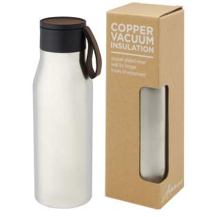 Kupfer vakuumisolierte Edelstahlflasche mit klassischem und elegantem Design. Verfügt über ein PU Kunststoff-Lederimitatband und ein Detail auf dem Deckel. Ideal geeignet für eine Lasergravur, bei der das Logo in Silber hervorgehoben wird, was einen schönen visuellen Effekt erzeugt. Dank der doppelwandigen Kupfer-Vakuum Isolierung aus 18/8 Edelstahl bleiben die Getränke mehrere Stunden lang heiß oder kalt. Geprüft und zugelassen nach deutschem Lebensmittelsicherheitsgesetz (LFGB) und auf Phthalatgehalt gemäß REACH Verordnung getestet. Das Fassungsvermögen beträgt 500 ml. Verpackt in einer Geschenkbox aus Recyclingkarton. Kupfer vakuumisolierte Edelstahlflasche mit klassischem und elegantem Design. Verfügt über ein PU Kunststoff-Lederimitatband und ein Detail auf dem Deckel. Ideal geeignet für eine Lasergravur, bei der das Logo in Silber hervorgehoben wird, was einen schönen visuellen Effekt erzeugt. Dank der doppelwandigen Kupfer-Vakuum Isolierung aus 18/8 Edelstahl bleiben die Getränke mehrere Stunden lang heiß oder kalt. Geprüft und zugelassen nach deutschem Lebensmittelsicherheitsgesetz (LFGB) und auf Phthalatgehalt gemäß REACH Verordnung getestet. Das Fassungsvermögen beträgt 500 ml. Verpackt in einer Geschenkbox aus Recyclingkarton.
