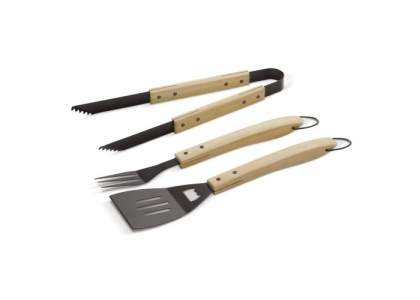 This three-piece metal barbecue tool set with wooden handles consists of a pair of tongs, a fork and a spatula. Bottle opener in the spatula. Set can be hung.