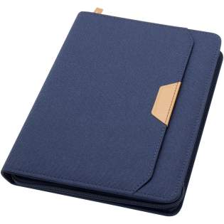 De Nomumi A5 portfolio met afgeronde hoeken is een handig kantooraccessoire van gerecycled plastic. Met 64 crèmekleurige 80 g/m2 gelinieerde vellen, een ritssluiting, pennenloop en een accordeonvak. De Nomumi A5 portfolio met afgeronde hoeken is een handig kantooraccessoire van gerecycled plastic. Met 64 crèmekleurige 80 g/m2 gelinieerde vellen, een ritssluiting, pennenloop en een accordeonvak.