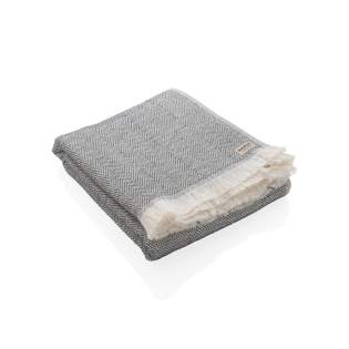 Unser luxuriösestes und vielseitigstes 360gr/m² Handtuch beinhaltet 22% recycelte Baumwolle, die sich super weich und seidig anfühlt. Mit AWARE™ Tracer, der die echte Verwendung von recycelter Baumwolle bestätigt. Sie können es für fast alles verwenden, z. B. Strand, Reisen, Sauna, Schwimmbad, Camping, Sport, als Strandtuch, Badetuch, Schal, Pareo, Yogatuch, Decke etc. Die Überwürfe von Hisako eignen sich perfekt für Sofas und Umkleidekabinen und eignen sich auch wunderbar zum Sonnenbaden oder als maschinenwaschbare Picknickdecke. Schnell trocknend, schimmelresistent und unglaublich leicht zu reinigen, was sie zu einer hervorragenden Wahl für Allergiker, Rotweinliebhaber oder Strandbesucher macht. Jedes Handtuch spart 1409,2 Liter Wasser. 2 % des Erlöses jedes verkauften Impact-Produkts werden an Water.org gespendet. Hergestellt in Portugal. Unser luxuriösestes und vielseitigstes 360gr/m² Handtuch beinhaltet 22% recycelte Baumwolle, die sich super weich und seidig anfühlt. Mit AWARE™ Tracer, der die echte Verwendung von recycelter Baumwolle bestätigt. Sie können es für fast alles verwenden, z. B. Strand, Reisen, Sauna, Schwimmbad, Camping, Sport, als Strandtuch, Badetuch, Schal, Pareo, Yogatuch, Decke etc. Die Überwürfe von Hisako eignen sich perfekt für Sofas und Umkleidekabinen und eignen sich auch wunderbar zum Sonnenbaden oder als maschinenwaschbare Picknickdecke. Schnell trocknend, schimmelresistent und unglaublich leicht zu reinigen, was sie zu einer hervorragenden Wahl für Allergiker, Rotweinliebhaber oder Strandbesucher macht. Jedes Handtuch spart 1409,2 Liter Wasser. 2 % des Erlöses jedes verkauften Impact-Produkts werden an Water.org gespendet. Hergestellt in Portugal.