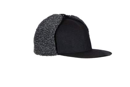 • pet met een rechte boord en aangenaaide oorflappen<br />• warme pilé voering aan de binnenkant<br />• de oorflappen kunnen aan elkaar bevestigd worden onder de kin of aan de bovenkant